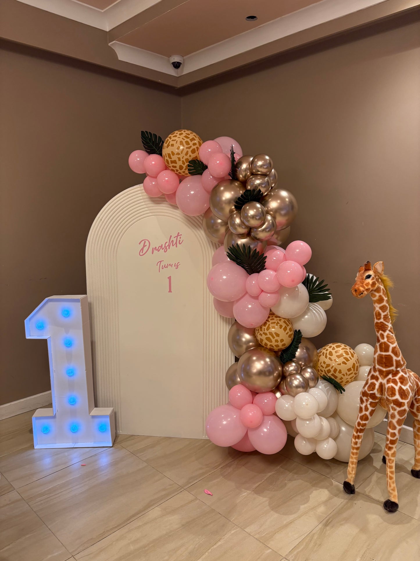 Safari blush balloon display